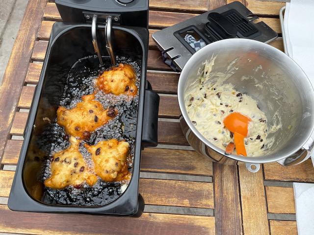 Oliebollen frying