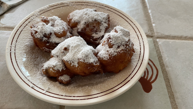 Oliebollen frying